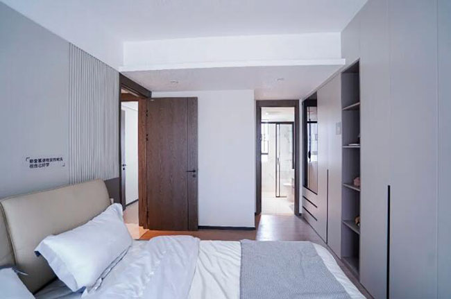 127㎡現(xiàn)代三居室，低調(diào)中散發(fā)高級感，鬧市中的寧靜雅居